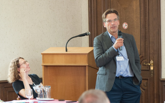 Nicolas Roux of Bioversity presents in the genebank roundtable on Day 1